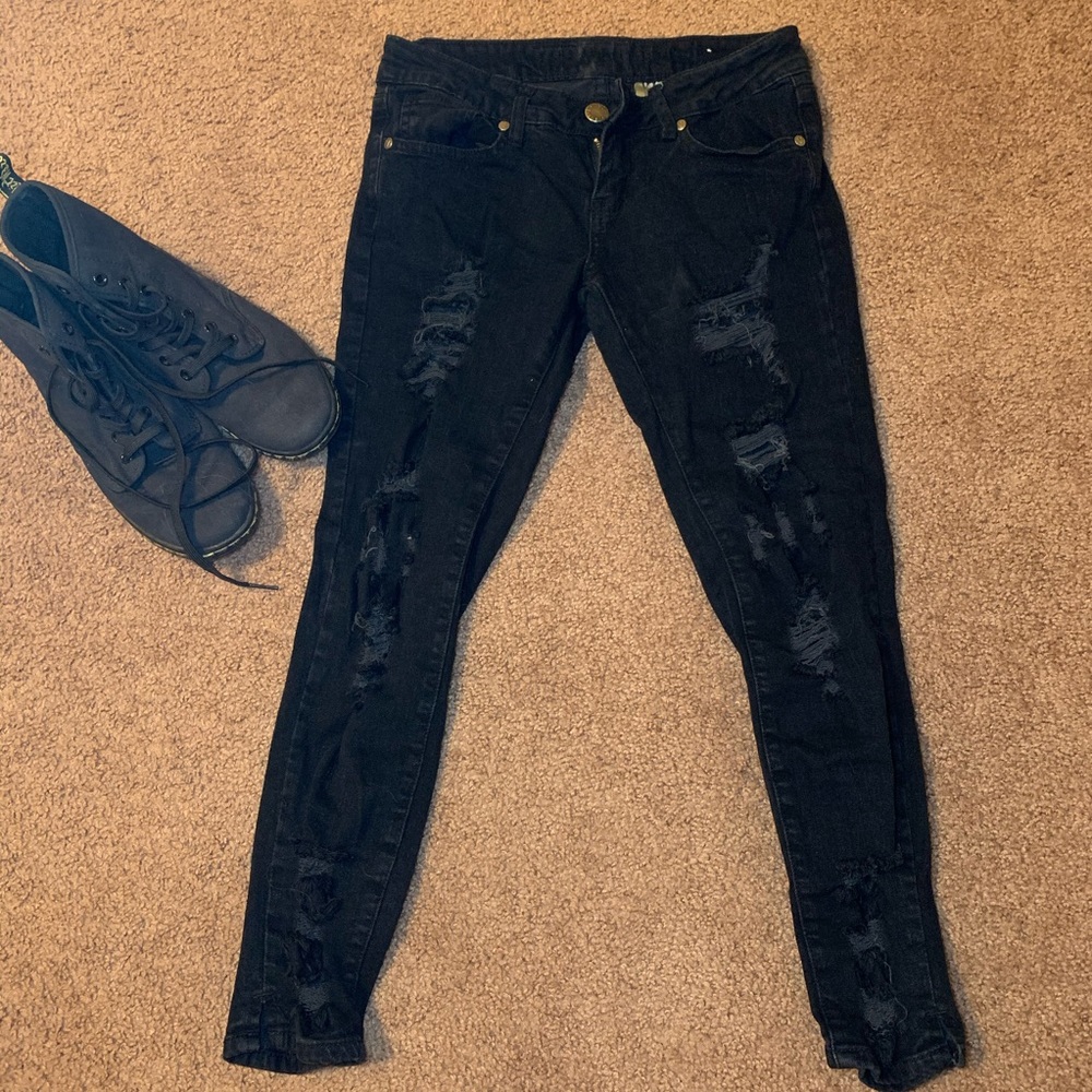 Black ripped jeans 🖤